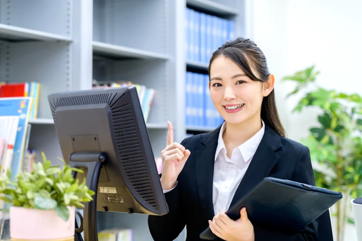 woman-in-front-of-pc.webp
